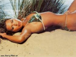 Holly Valance 1024 x 768 Wallpaper 8